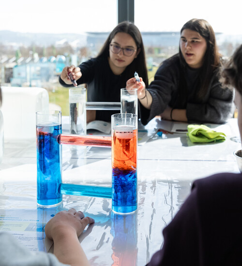 Schülergruppe führt Experiment zu Meeresströmungen durch.